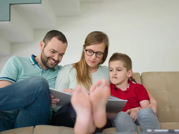 Famiglia con bambino gode nel moderno soggiorno — Foto Stock