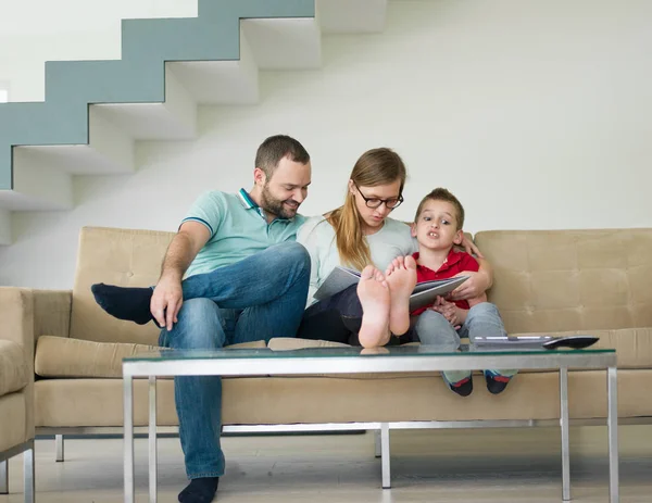 Familia con niño disfruta en la moderna sala de estar — Foto de Stock