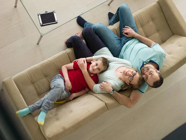 Família com menino goza na moderna sala de estar — Fotografia de Stock