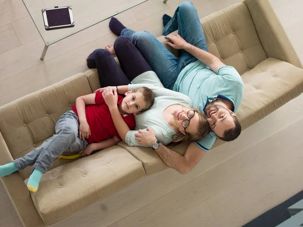 Rodina s malým chlapcem, má v moderním obývacím pokoji — Stock fotografie