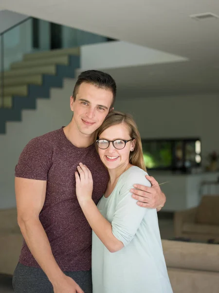 Paar umarmt sich im neuen Zuhause — Stockfoto