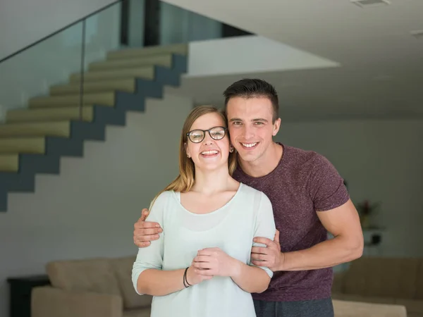 Пара обнимается в своем новом доме — стоковое фото