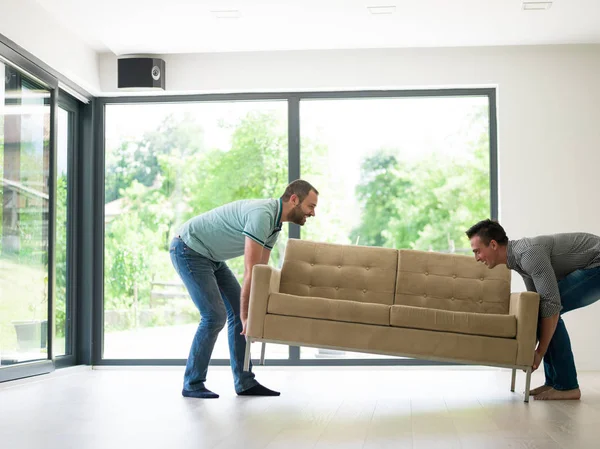 Männer tragen das Sofa — Stockfoto