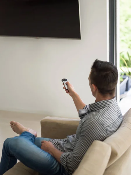 Joven disfrutando del tiempo libre — Foto de Stock