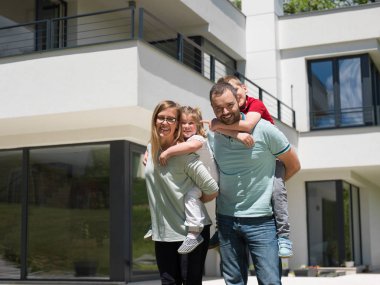 Bahçedeki çocuklu mutlu aile