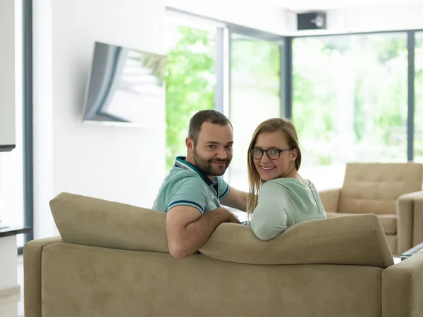 Visão traseira do casal assistindo televisão — Fotografia de Stock