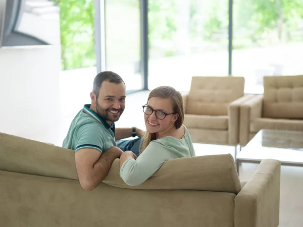 Hátsó nézet a televíziót néző párról — Stock Fotó