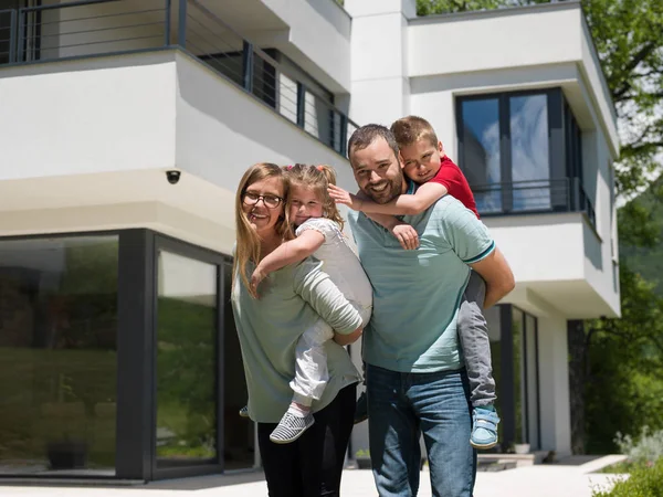 Famiglia felice con bambini nel cortile — Foto Stock