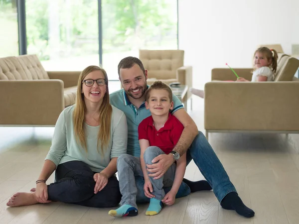 Familj med liten pojke har ett modernt vardagsrum med — Stockfoto