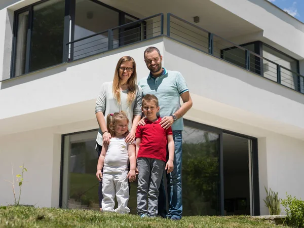 Famiglia felice con bambini nel cortile — Foto Stock