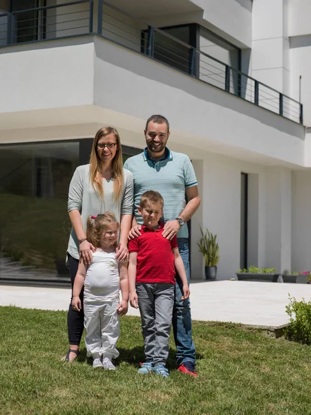 Família feliz com crianças no pátio — Fotografia de Stock