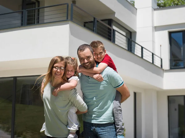 Ευτυχισμένη οικογένεια με τα παιδιά στην αυλή — Φωτογραφία Αρχείου