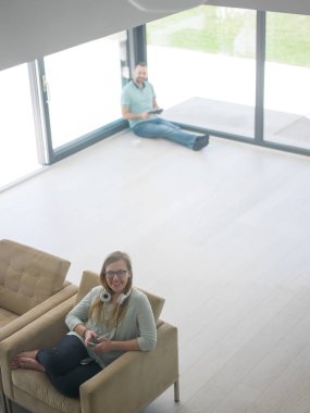 Cep telefonu kullanan kadın