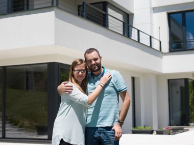 yeni lüks ev önünde sevmek çift