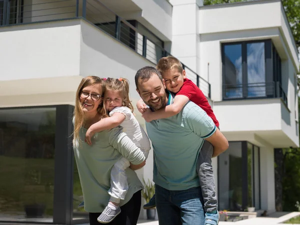 Famille heureuse avec des enfants dans la cour — Photo