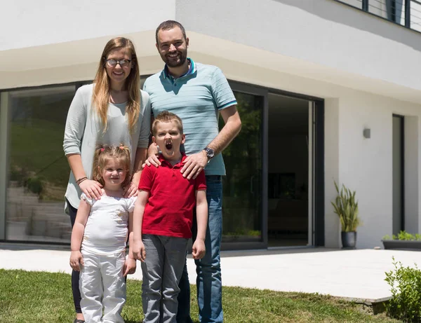 Famille heureuse avec des enfants dans la cour — Photo