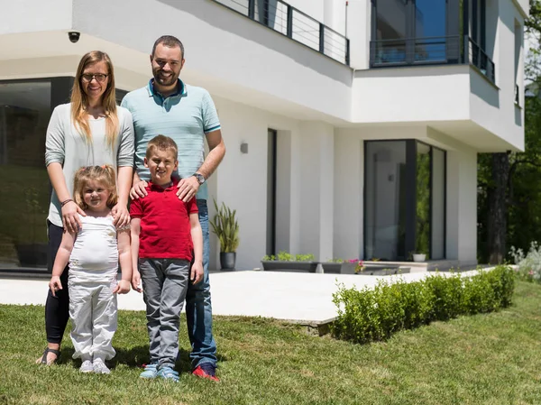 Família feliz com crianças no pátio — Fotografia de Stock