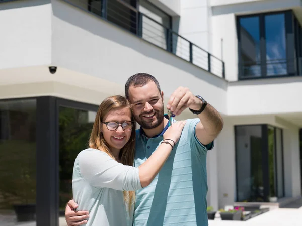 Yeni lüks ev önünde sevmek çift — Stok fotoğraf