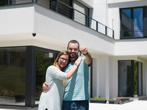 Paar knuffelen voor nieuwe luxe huis — Stockfoto