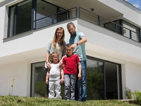 Família feliz com crianças no pátio — Fotografia de Stock