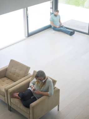 Cep telefonu kullanan kadın