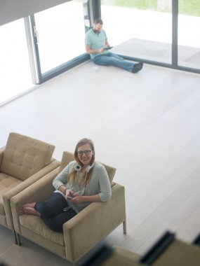 Cep telefonu kullanan kadın