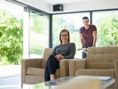 Çift evde dinleniyor.