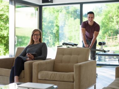 Çift evde dinleniyor.