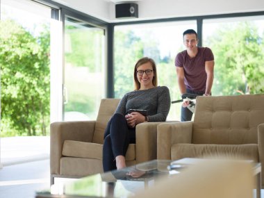 Çift evde dinleniyor.