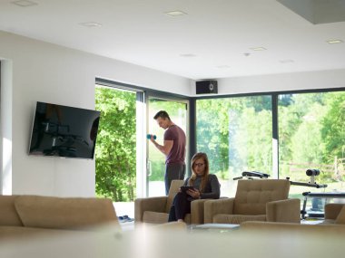 Çift evde dinleniyor.