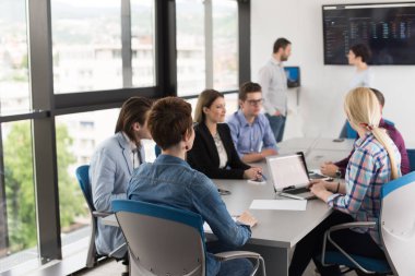 Modern ofis binasındaki bir toplantıda iş ekibi