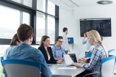 Modern ofis binasındaki bir toplantıda iş ekibi