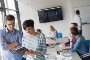 İki iş insanlar çalışma ile Tablet Office