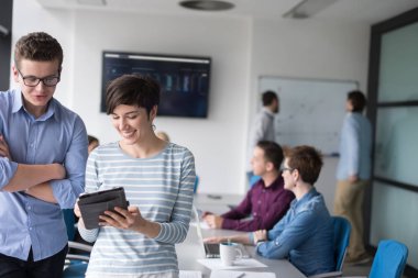 İki iş insanlar çalışma ile Tablet Office
