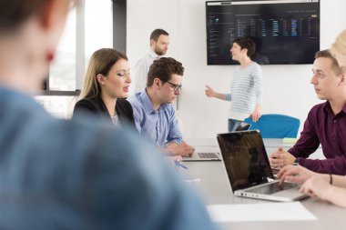 Modern ofis binasındaki bir toplantıda iş ekibi