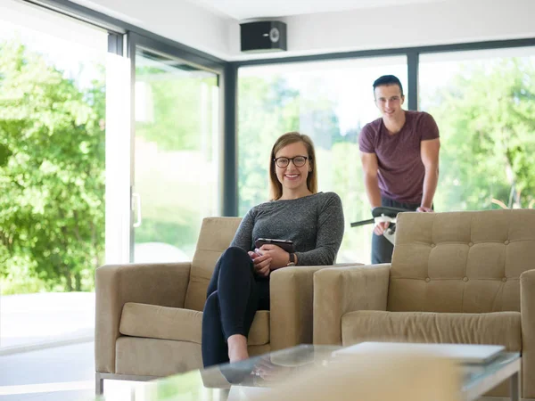 Çift evde dinleniyor.