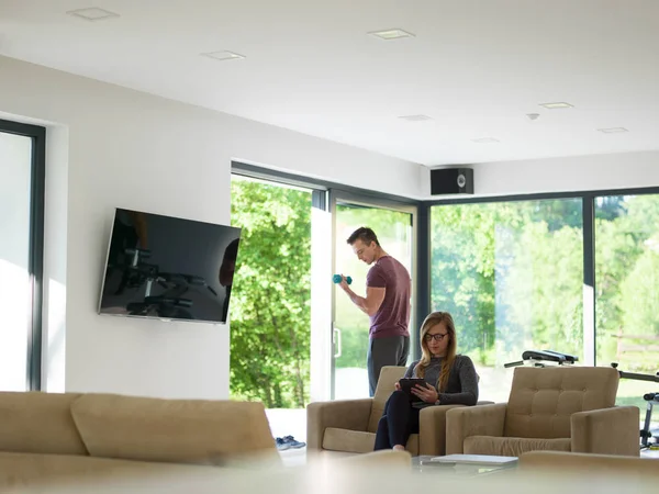 Çift evde dinleniyor.