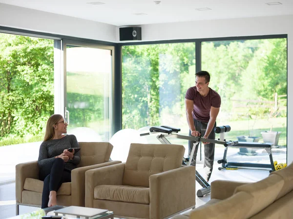 Çift evde dinleniyor.