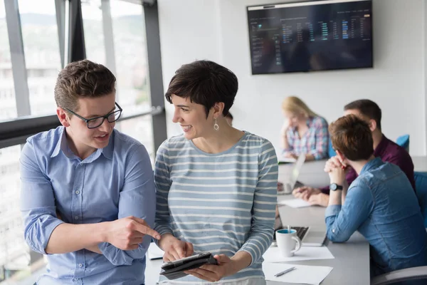 Twee Zakenmensen Die Tablets Gebruiken Zich Voor Bereiden Volgende Bijeenkomst — Stockfoto