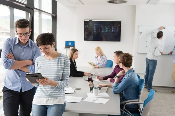 Twee Business mensen werken met Tablet in kantoor — Stockfoto