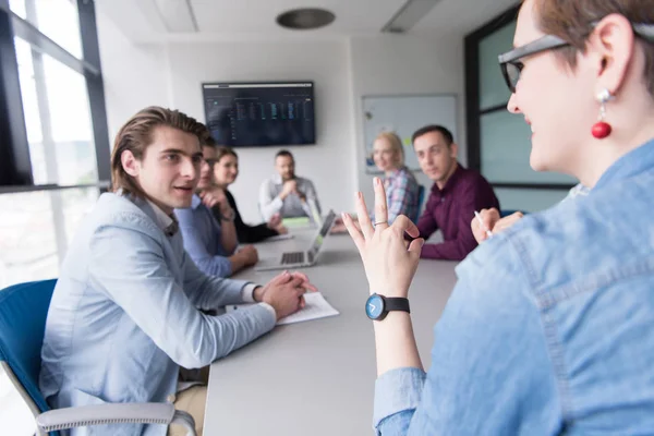 Groupe Gens Affaires Discutant Plan Affaires Dans Bureau — Photo