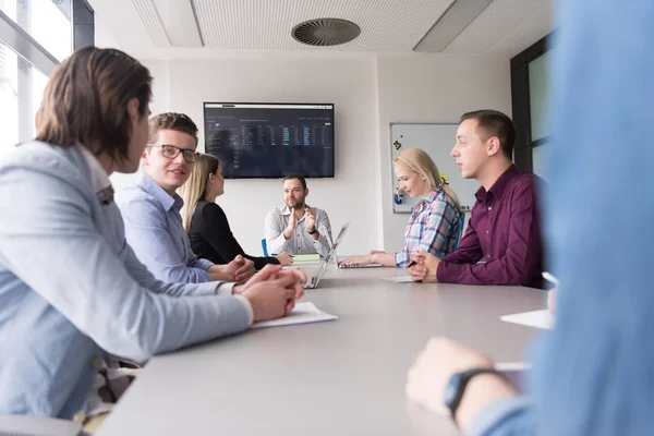 Affärsmän Diskuterar Affärsplan Kontoret — Stockfoto