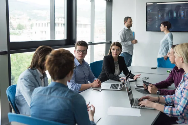 Modern ofis binasındaki bir toplantıda iş ekibi