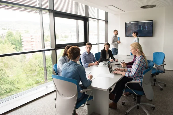 Équipe d'affaires à une réunion dans un immeuble de bureaux moderne — Photo