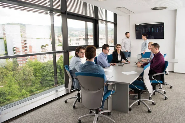 Equipe de negócios em uma reunião no prédio de escritórios moderno — Fotografia de Stock