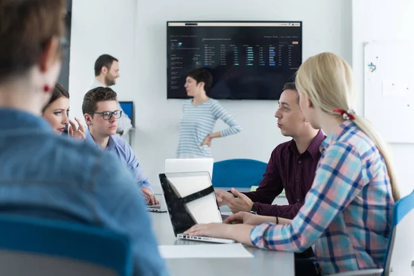 Grupo Empresarios Discutiendo Plan Negocios Oficina —  Fotos de Stock