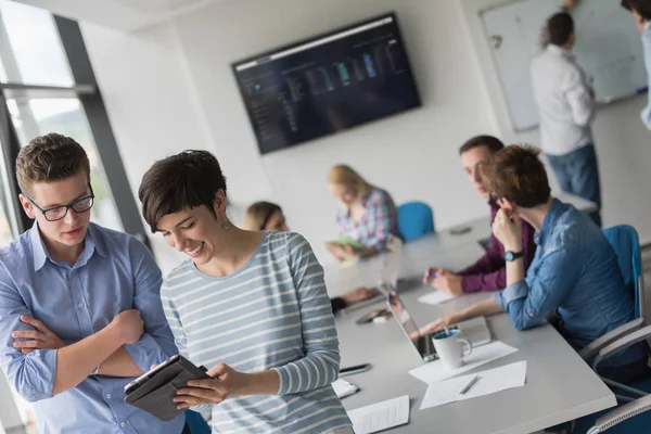 Dos Empresarios Trabajando con Tablet en la oficina — Foto de Stock