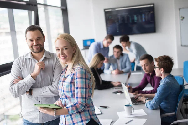 Zwei Geschäftsleute arbeiten im Büro mit Tablet — Stockfoto