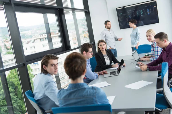 Equipo de negocios en una reunión en un moderno edificio de oficinas — Foto de Stock