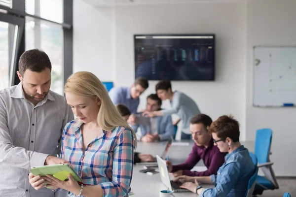 Dos Empresarios Trabajando con Tablet en la oficina — Foto de Stock